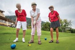 women-playing-golf